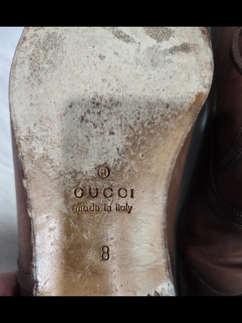 Gucci men's Oxford dress shoes featuring a cap-toe design and brogue detailing - Picture 5 of 6